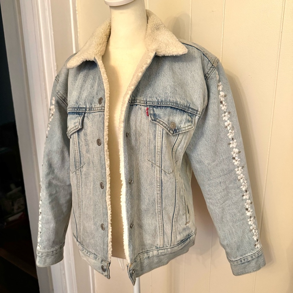 Levi’s Ex Boyfriend Sherpa Trucker Denim Jacket | Size Medium | Embroidered